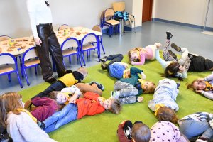 Na zdjęciu dzieci w czasie zajęć