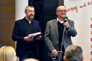 Na zdjęciu dyrektor biblioteki Andrzej Dąbrowski.