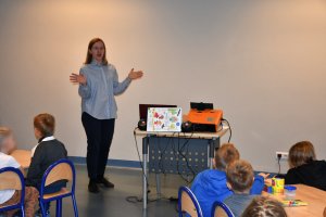 Na zdjęciu bibliotekarka prowadząca zajęcia.