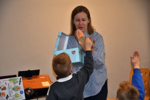 Na zdjęciu bibliotekarka prowadząca zajęcia.