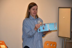 Na zdjęciu bibliotekarka prowadząca zajęcia.