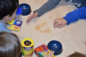 Na zdjęciu bibliotekarka prowadząca zajęcia.