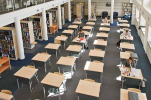 Widok z góry na stanowiska czytelnicze