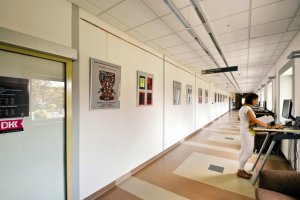 Hol główny obok Wypożyczalni Ogólnej oraz terminale z dostepem do katalogu