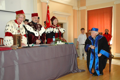 Zdjęcie z uroczystość wręczenia doktoratu Honoris Causa Uniwersytetu Humanistyczno-Przyrodniczego Jana Kochanowskiego w Kielcach dla Tadeusza Różewicza.