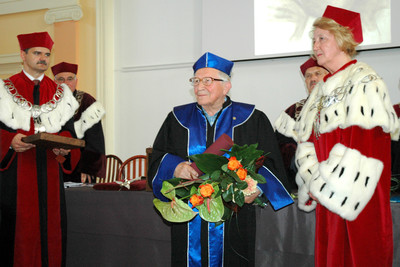 Wreczenie doktoratu Zdjęcie z uroczystość wręczenia doktoratu Honoris Causa Uniwersytetu Humanistyczno-Przyrodniczego Jana Kochanowskiego w Kielcach dla Tadeusza Różewicza.