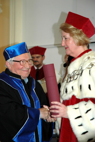 Wreczenie doktoratu Zdjęcie z uroczystość wręczenia doktoratu Honoris Causa Uniwersytetu Humanistyczno-Przyrodniczego Jana Kochanowskiego w Kielcach dla Tadeusza Różewicza.