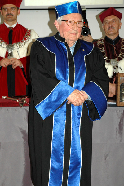 Wreczenie doktoratu Zdjęcie z uroczystość wręczenia doktoratu Honoris Causa Uniwersytetu Humanistyczno-Przyrodniczego Jana Kochanowskiego w Kielcach dla Tadeusza Różewicza.