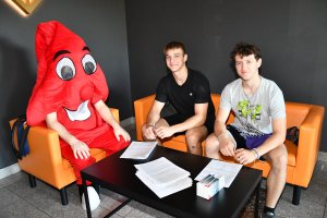 Na zdjęciu osoby biorące udział w akcji krwiodawstwa