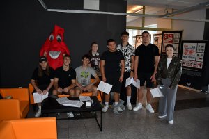Na zdjęciu osoby biorące udział w akcji krwiodawstwa
