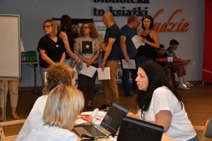 Na zdjęciu osoby biorące udział w akcji krwiodawstwa