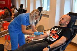 Na zdjęciu osoby biorące udział w akcji krwiodawstwa
