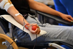 Na zdjęciu osoby biorące udział w akcji krwiodawstwa