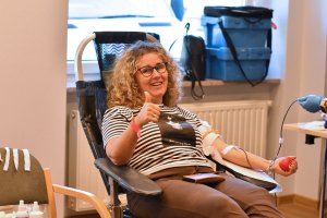 Na zdjęciu osoby biorące udział w akcji krwiodawstwa