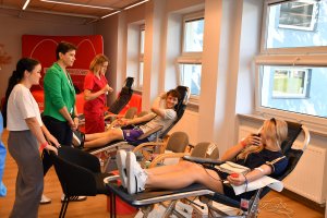 Na zdjęciu osoby biorące udział w akcji krwiodawstwa