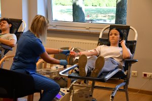 Na zdjęciu osoby biorące udział w akcji krwiodawstwa