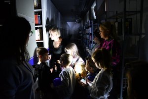 Na zdjęciu dzieci biorące udział w Nocy Bibliotek
