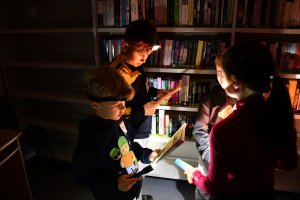 Na zdjęciu dzieci biorące udział w Nocy Bibliotek
