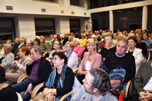 Na zdjęciu dorośli biorące udział w Nocy Bibliotek