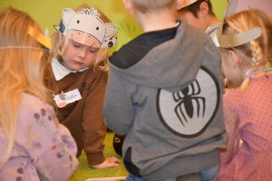 Na zdjęciu dzieci w czasie urodzin