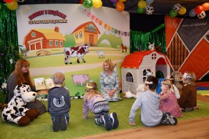 Na zdjęciu dzieci w czasie urodzin