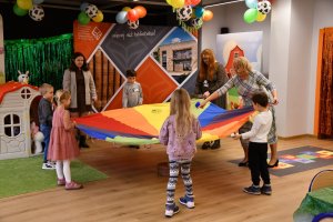 Na zdjęciu dzieci w czasie urodzin