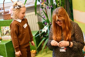 Na zdjęciu dzieci w czasie urodzin