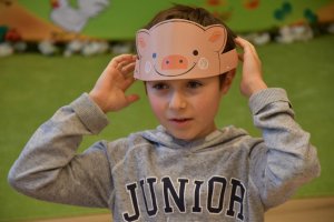 Na zdjęciu dzieci w czasie urodzin