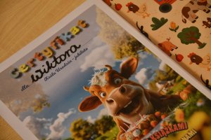 Na zdjęciu dzieci w czasie urodzin