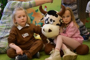 Na zdjęciu dzieci w czasie urodzin