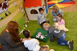 Na zdjęciu dzieci w czasie urodzin