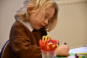 Na zdjęciu dzieci w czasie urodzin