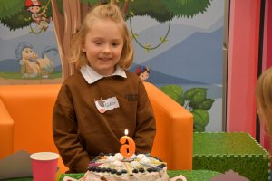 Na zdjęciu dzieci w czasie urodzin