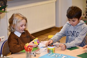 Na zdjęciu dzieci w czasie urodzin