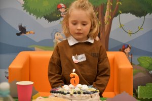 Na zdjęciu dzieci w czasie urodzin