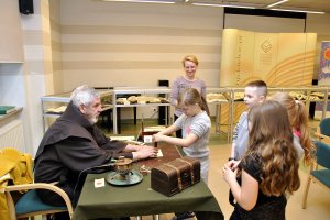 Warsztaty papiernicze dla dzieci ze szkół podstawowych (15.05.2019)