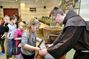 Warsztaty papiernicze dla dzieci ze szkół podstawowych (15.05.2019)