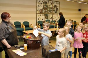 Warsztaty papiernicze dla dzieci ze szkół podstawowych (15.05.2019)