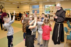 Warsztaty papiernicze dla dzieci ze szkół podstawowych (15.05.2019)