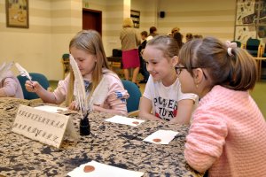 Warsztaty papiernicze dla dzieci ze szkół podstawowych (15.05.2019)