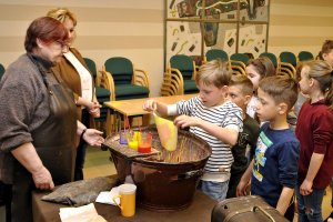 Warsztaty papiernicze dla dzieci ze szkół podstawowych (15.05.2019)