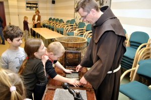 Warsztaty papiernicze dla dzieci ze szkół podstawowych (15.05.2019)