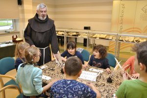 Warsztaty papiernicze dla dzieci ze szkół podstawowych (15.05.2019)