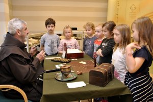 Warsztaty papiernicze dla dzieci ze szkół podstawowych (15.05.2019)