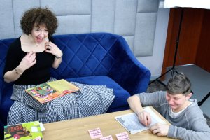 Aktorzy Beata Przeniczna i Dawid Żłobiński.