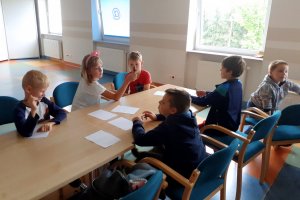 Małgorzata Kędziorska prowadzi zajęcia z dziećmi