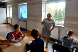 Małgorzata Kędziorska prowadzi zajęcia z dziećmi