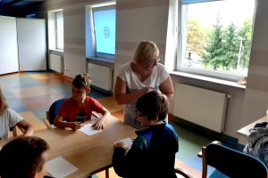 Małgorzata Kędziorska prowadzi zajęcia z dziećmi