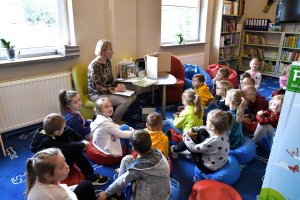 Anna Wójcik czyta dzieciom