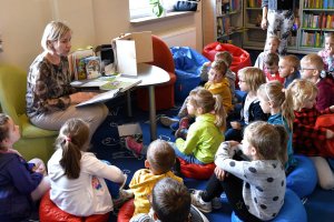 Anna Wójcik czyta dzieciom